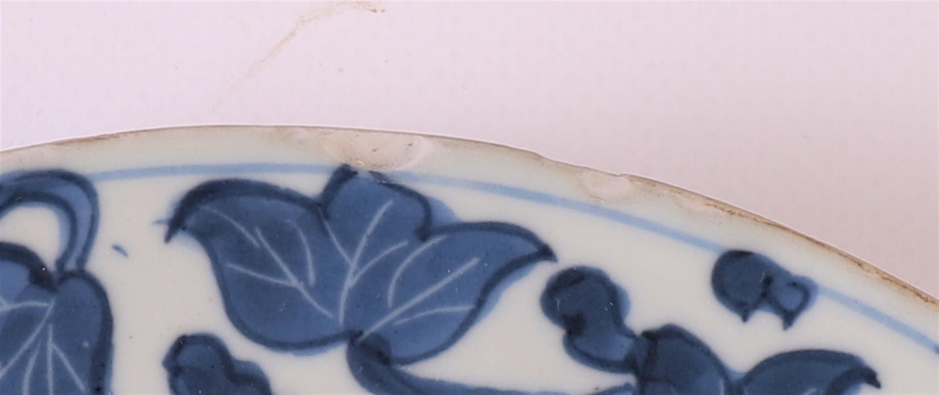 Two blue/white porcelain plates, China, Kangxi, around 1700. Blue underglaze floral decor, Ø 21 - Bild 3 aus 15