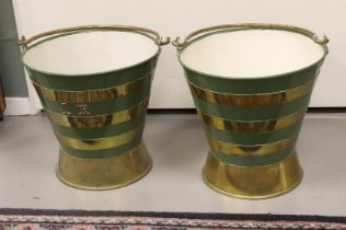 A pair of conical brass buckets with handle, 19th century, h 35 cm, tot. 2x.