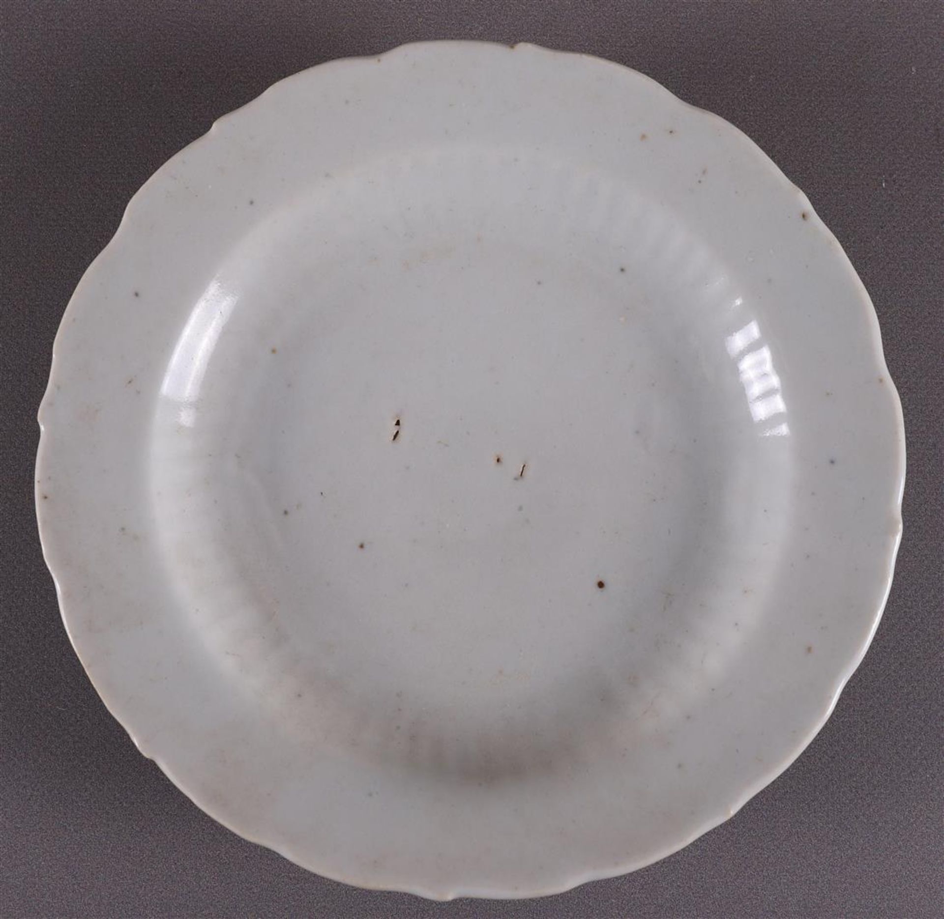 Three various white glazed contoured dishes, China, Song/Ming, Ø 18-19 cm, tot. 3x. - Image 4 of 8