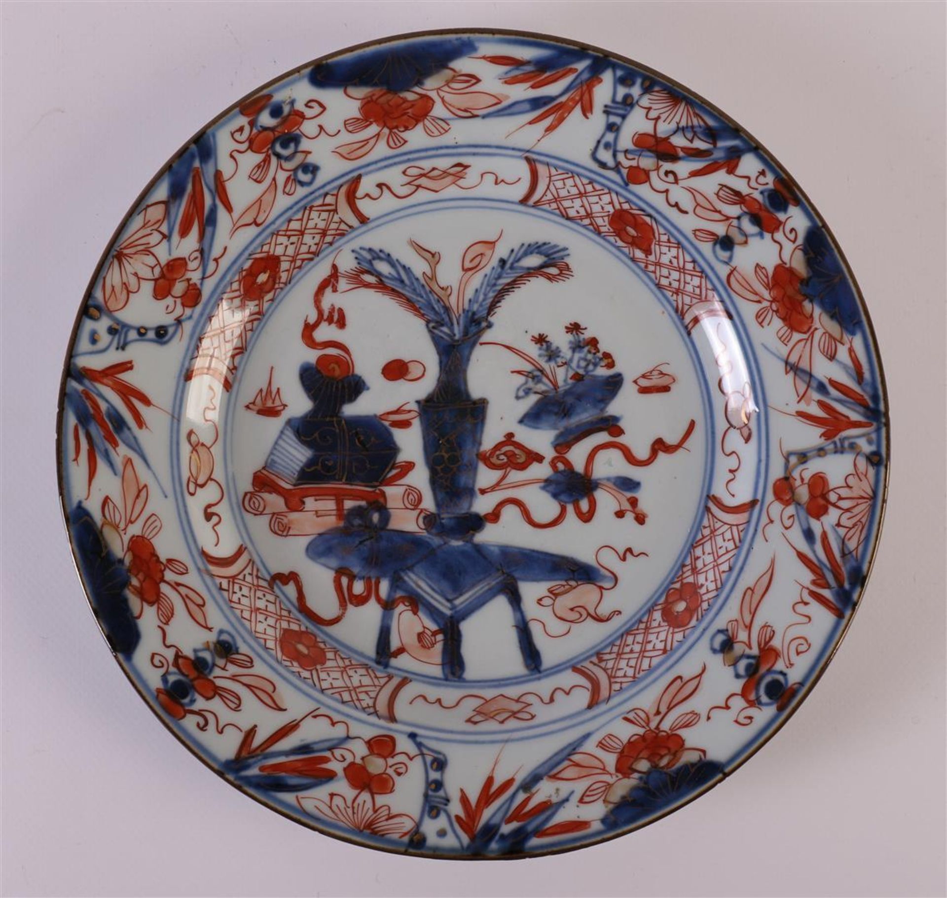 A series of four porcelain Chinese Imari plates, China, Kangxi, around 1700. Blue/red, partly gold - Bild 16 aus 17