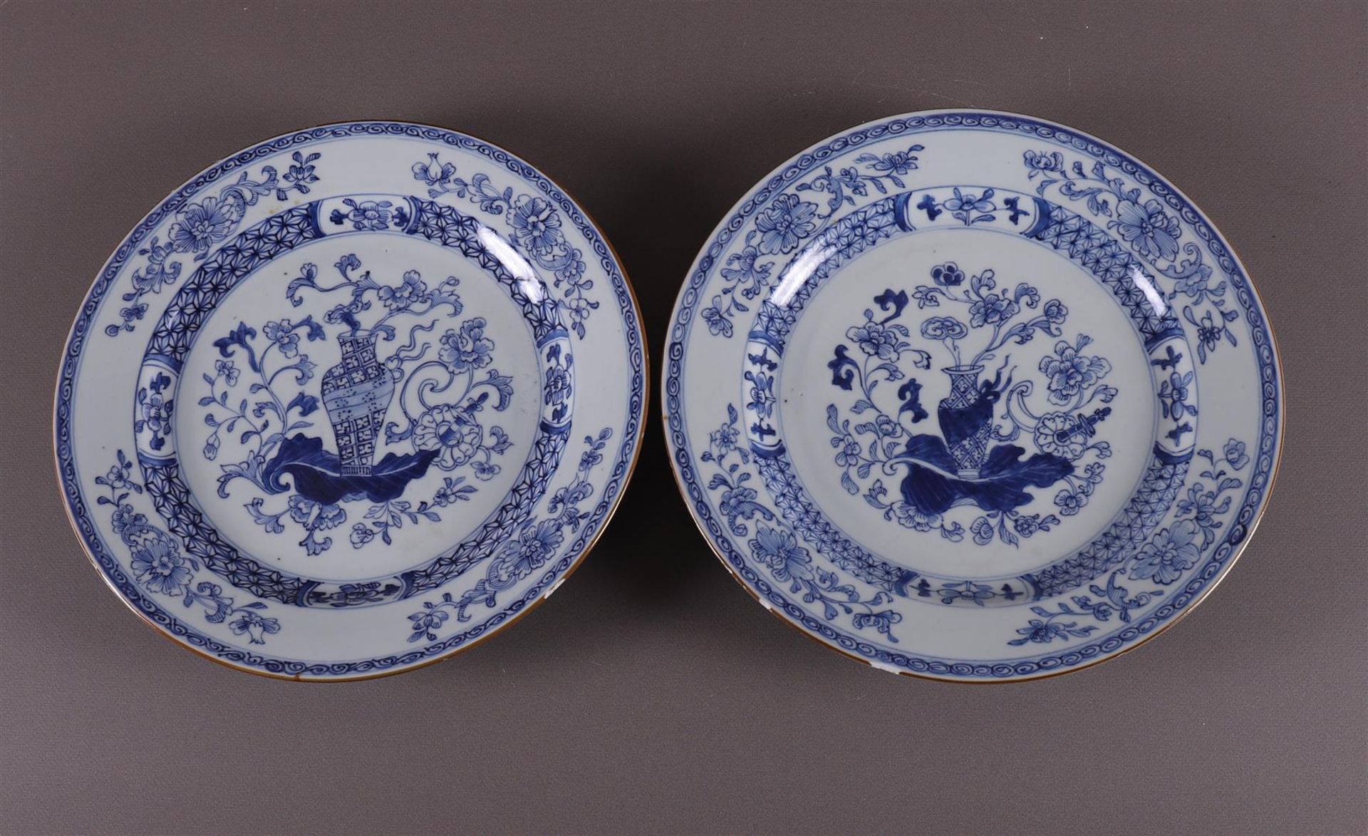A set of blue/white porcelain dishes, China, Kangxi, early 18th century. Blue underglaze decor of