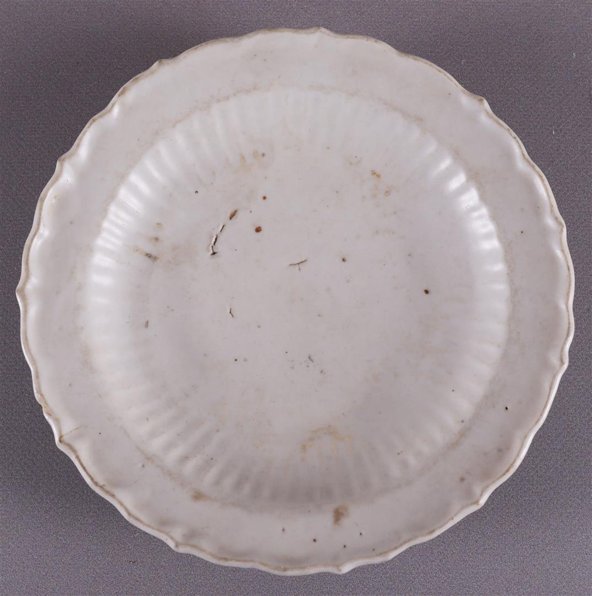 Three various white glazed contoured dishes, China, Song/Ming, Ø 18-19 cm, tot. 3x. - Image 2 of 8