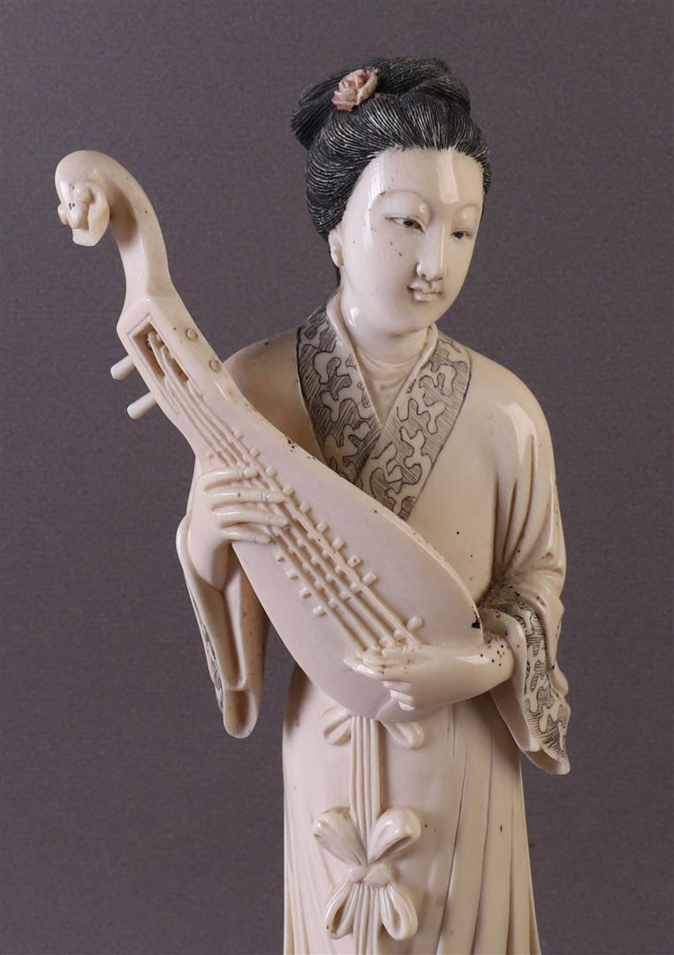 A carved ivory Guanyin, so-called immortal 'He / Please note: This lot contains ivory and is - Image 5 of 8