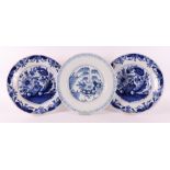 Three Delft earthenware plates, Holland 18th century, Ø 23 cm, tot. 3x (1x hairline).