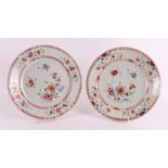 A pair of porcelain famille rose plates, China, Kangxi, around 1700. Polychrome floral decor