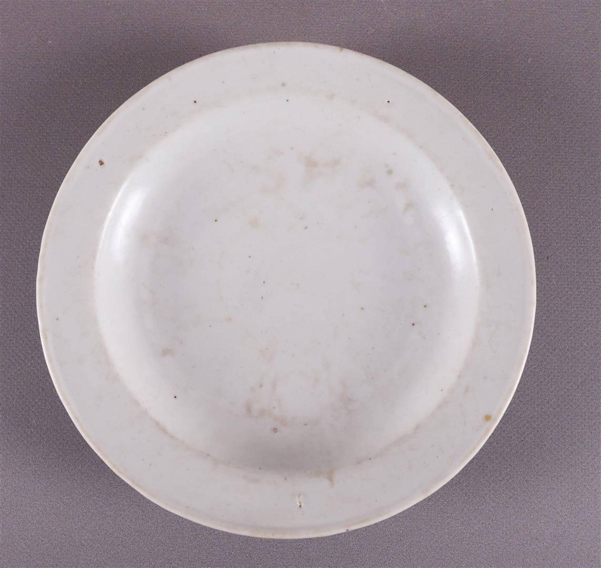 Three various white glazed contoured dishes, China, Song/Ming, Ø 18-19 cm, tot. 3x. - Image 6 of 8