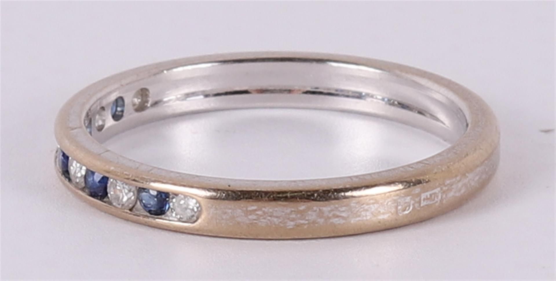An 18 kt 750/1000 gold row ring with 5 facet cut blue sapphires and 6 brilliants. Ring size 18.25 - Image 2 of 2