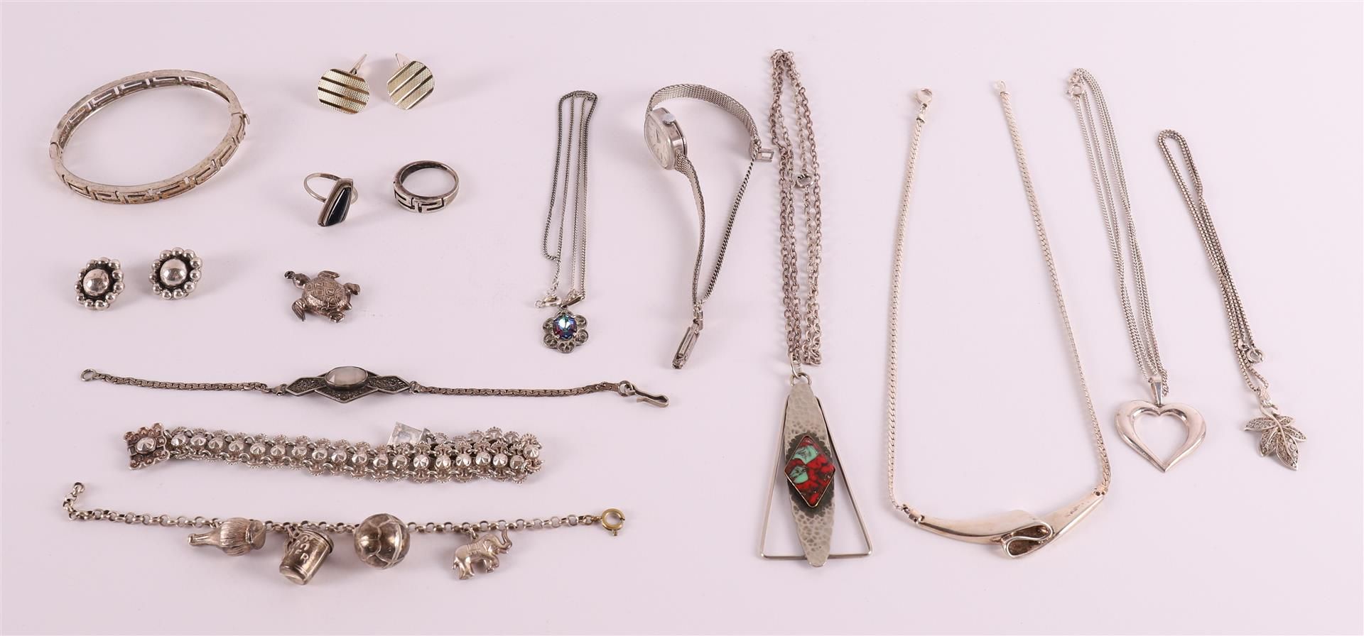 A lot of various mainly silver jewelry, including watch and bracelets, totaling 140 grams.
