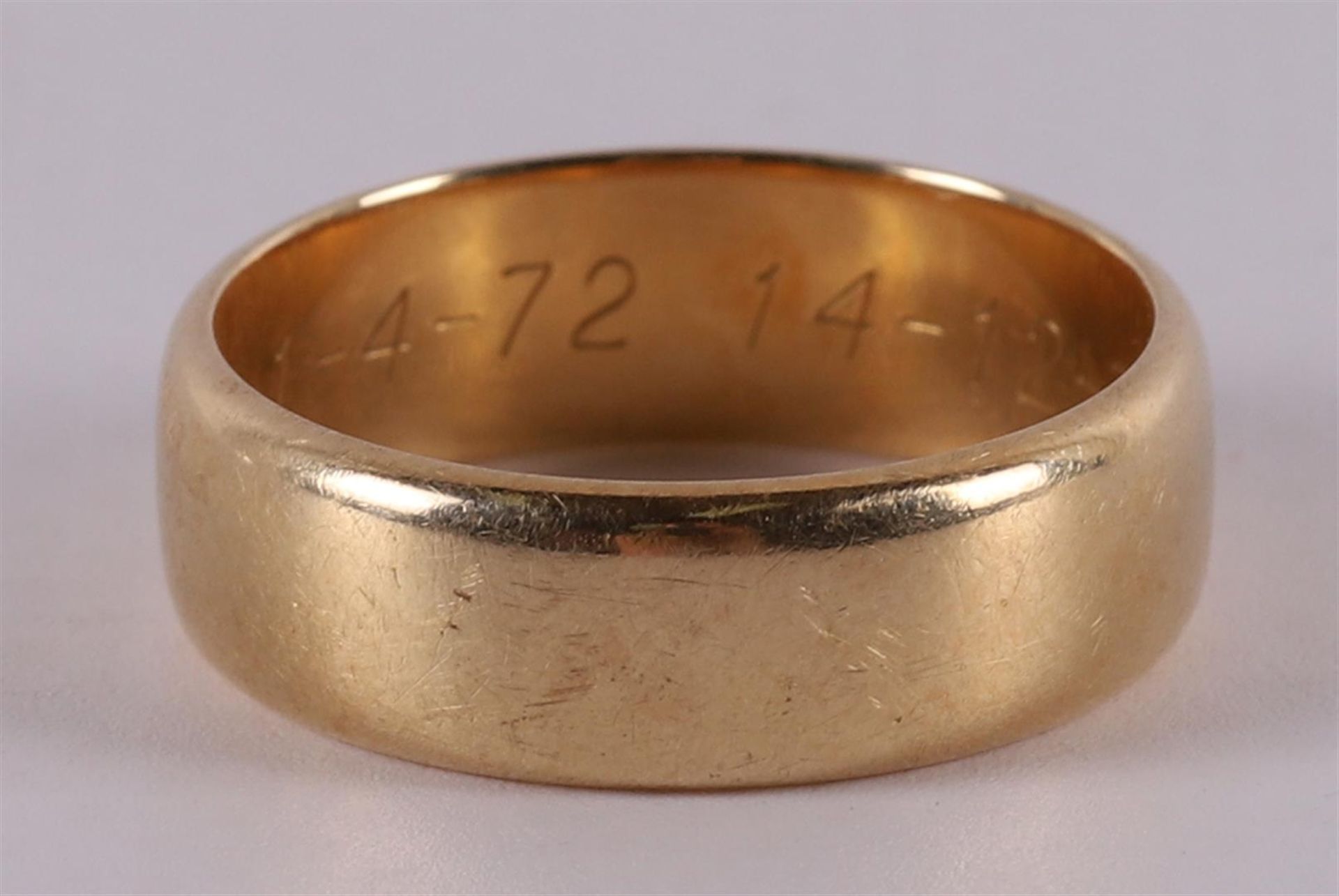 A 14 kt 585/1000 yellow gold wedding ring, 4.98 grams.