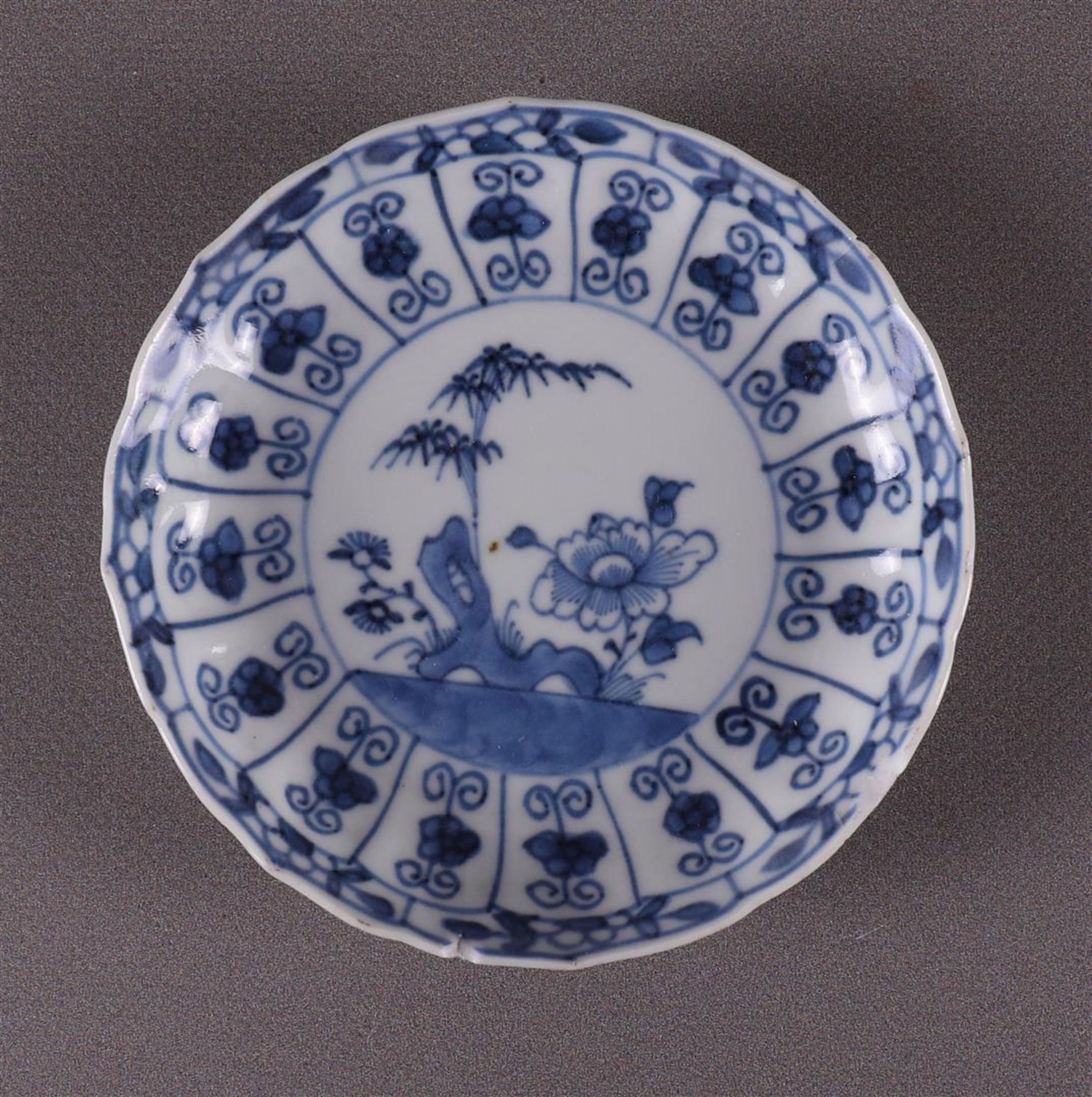 Three blue/white porcelain cups and saucers, China, Kangxi, around 1700. Blue underglaze - Image 6 of 12