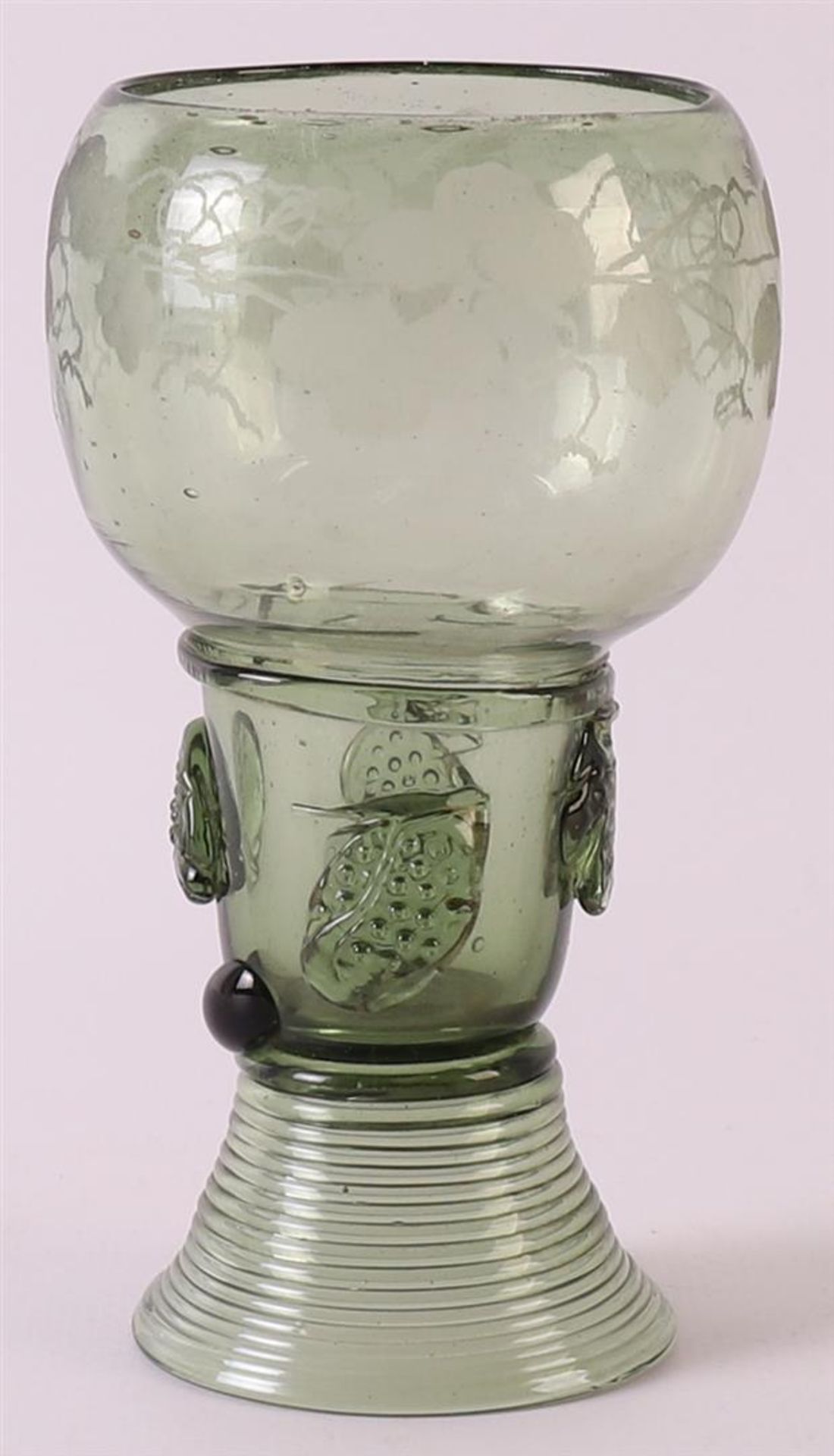 A green glass stemmer, Germany 18th century. Chalice-shaped cuppa, stem with burrs, resting on round - Image 4 of 7