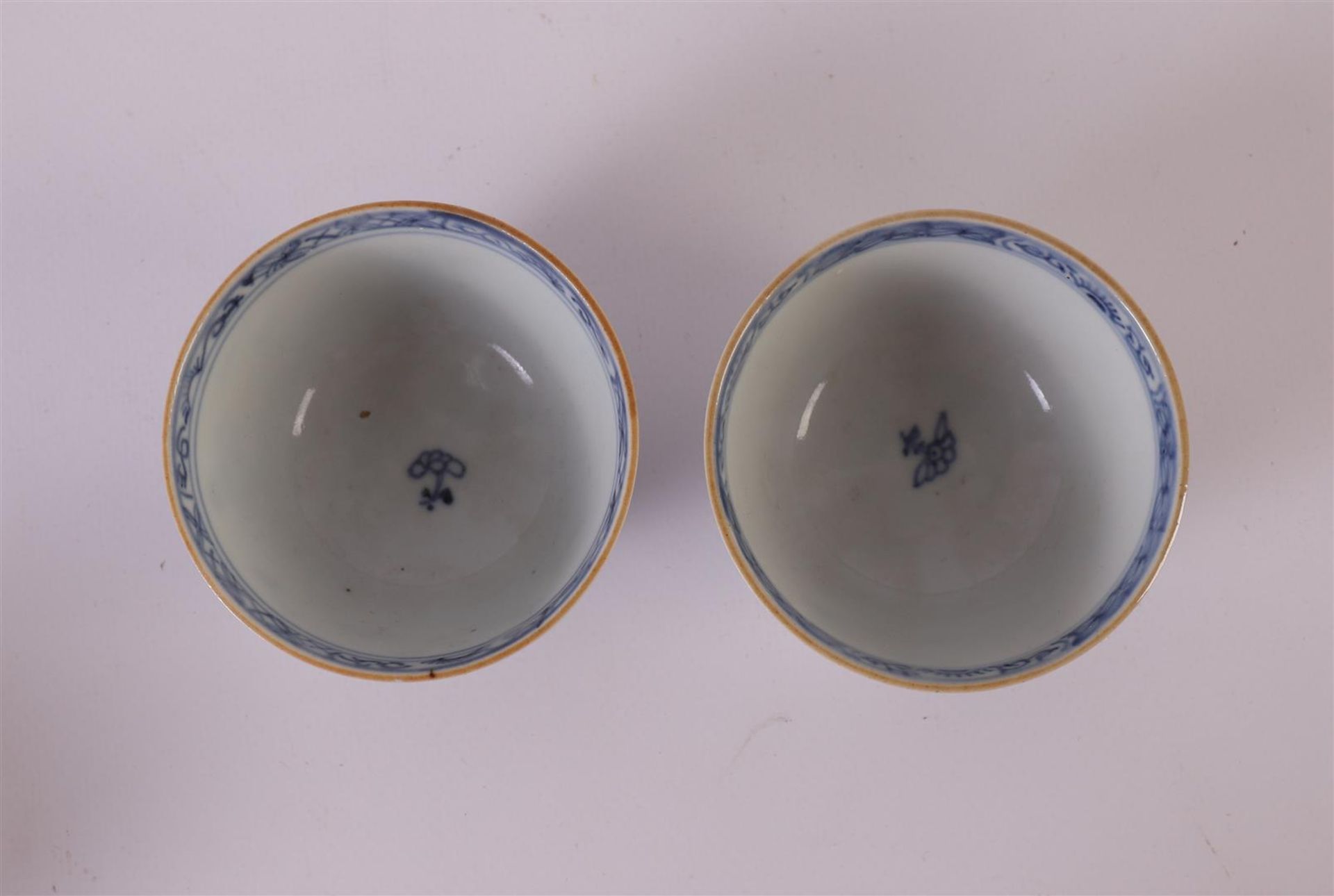 Four blue/white porcelain bowls, China, Kangxi, around 1700. Blue underglaze floral decor, marked - Bild 6 aus 14