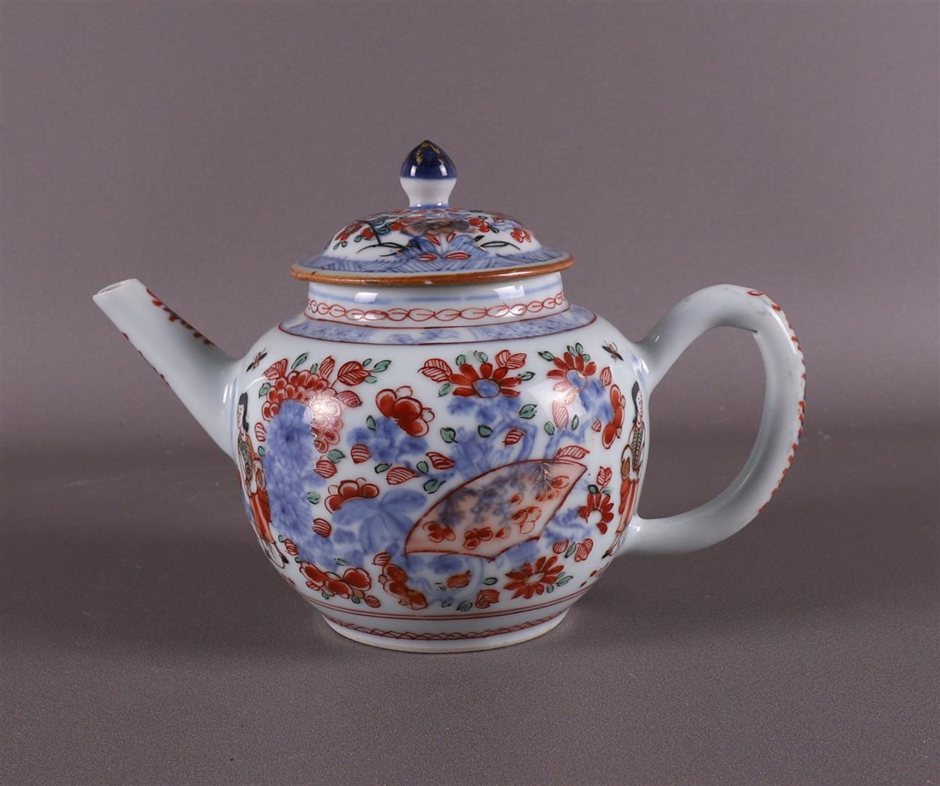 A spherical porcelain Amsterdam variegated teapot, China, 18th century. Polychrome decoration of a - Bild 3 aus 13