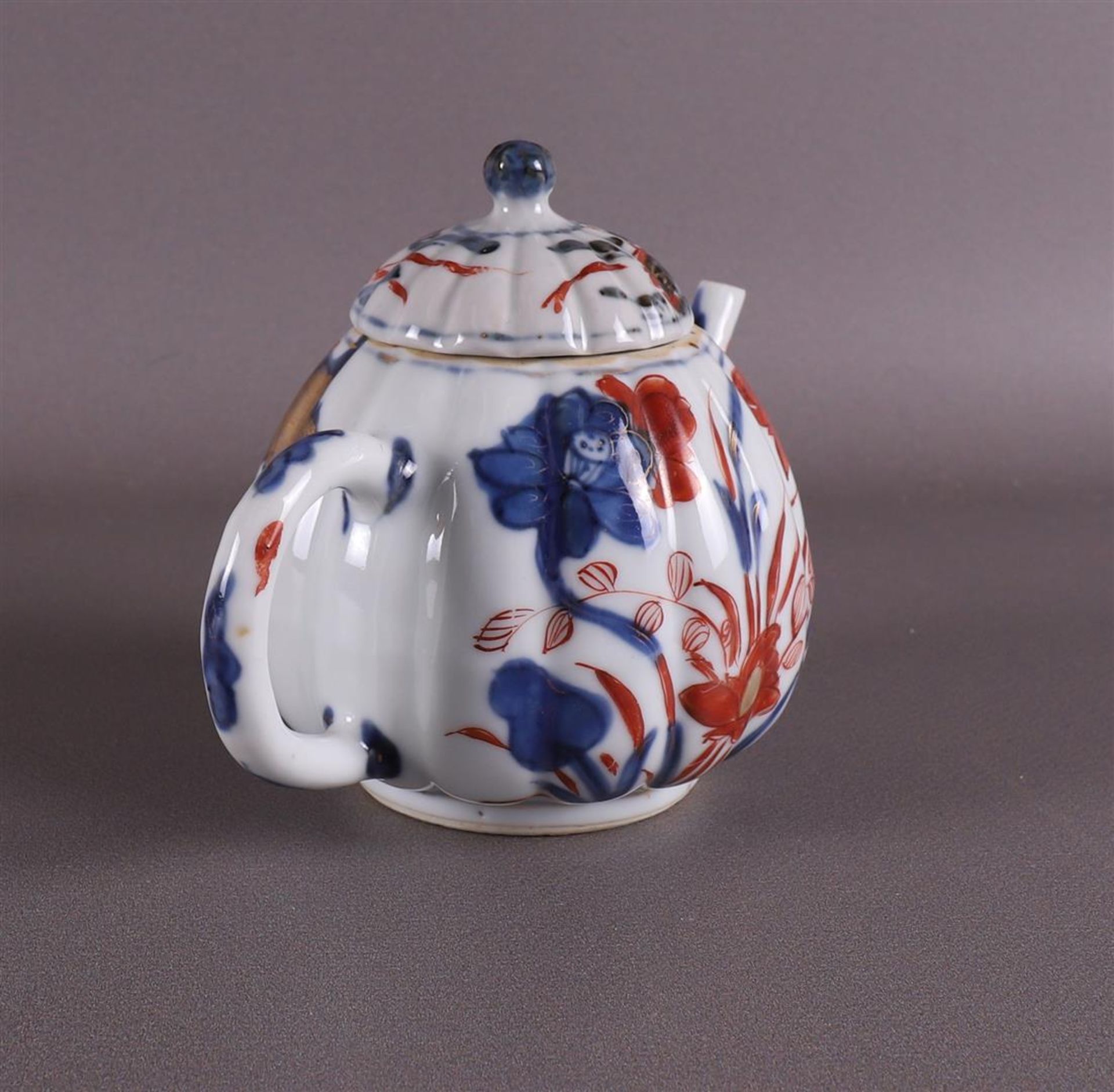 A pumpkin-shaped convex porcelain teapot, China, Qianlong, 18th century. Polychrome floral decor, - Bild 6 aus 12