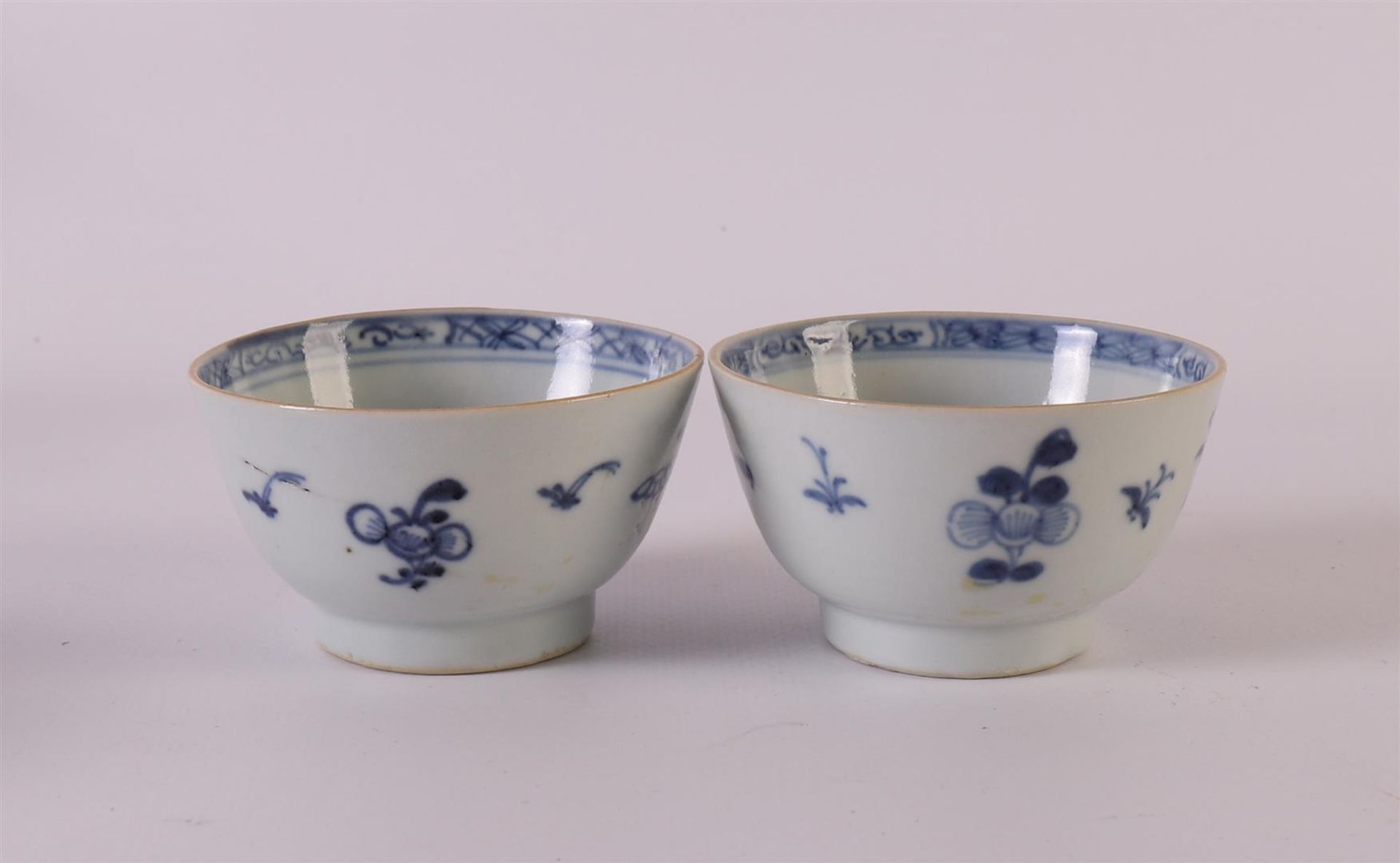 Four blue/white porcelain bowls, China, Kangxi, around 1700. Blue underglaze floral decor, marked - Bild 4 aus 14
