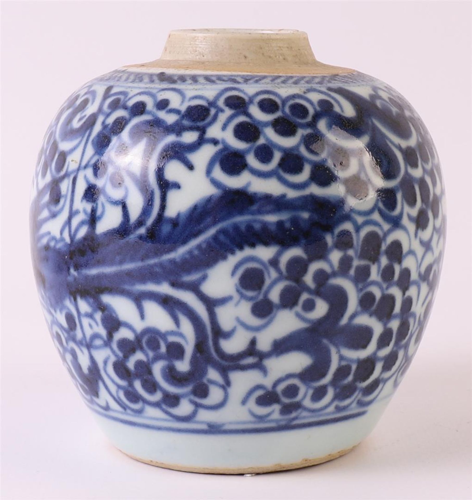 A blue/white porcelain spherical vase, China, Kangxi, around 1700. Blue underglaze decor of - Bild 3 aus 9