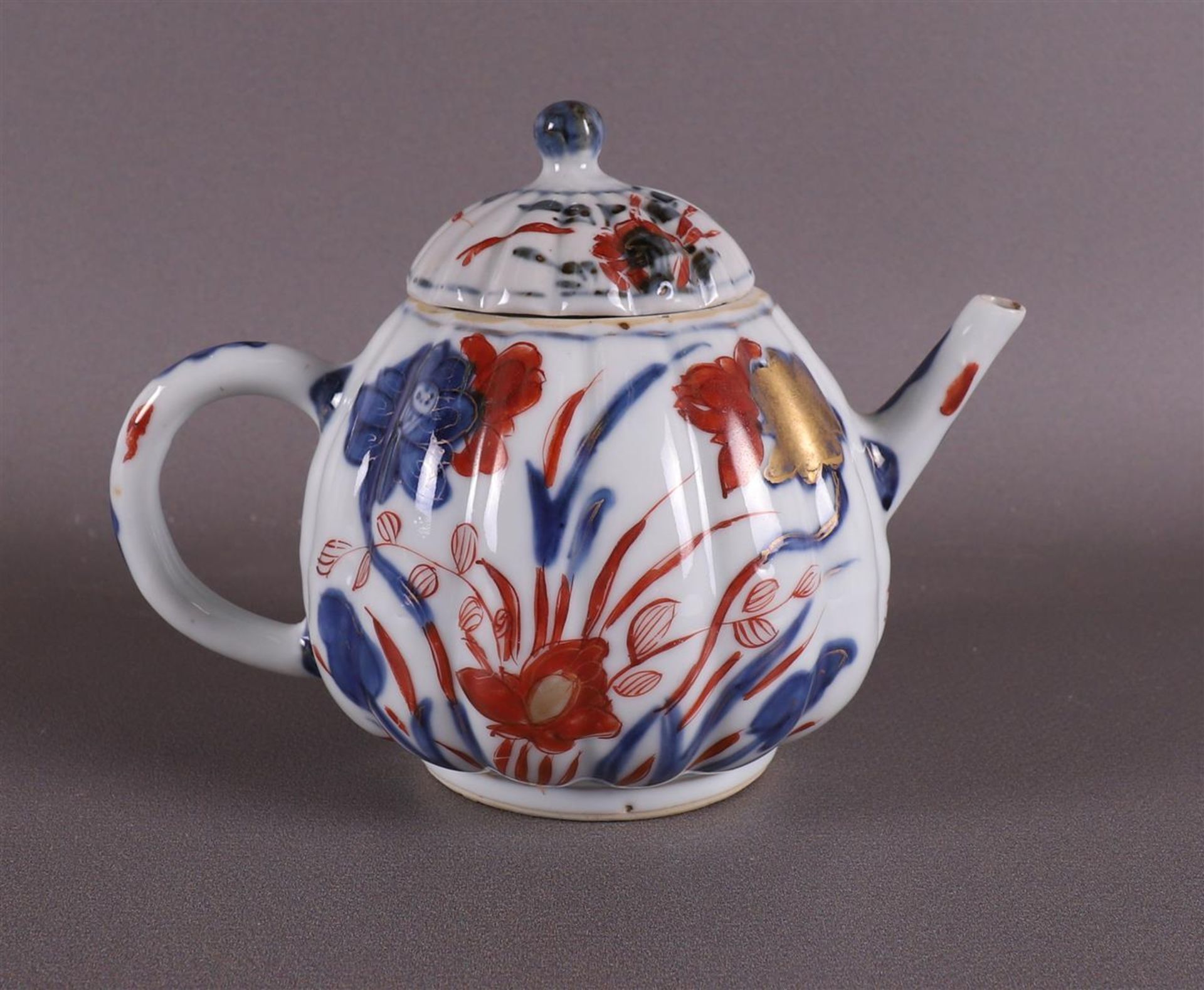 A pumpkin-shaped convex porcelain teapot, China, Qianlong, 18th century. Polychrome floral decor, - Bild 2 aus 12