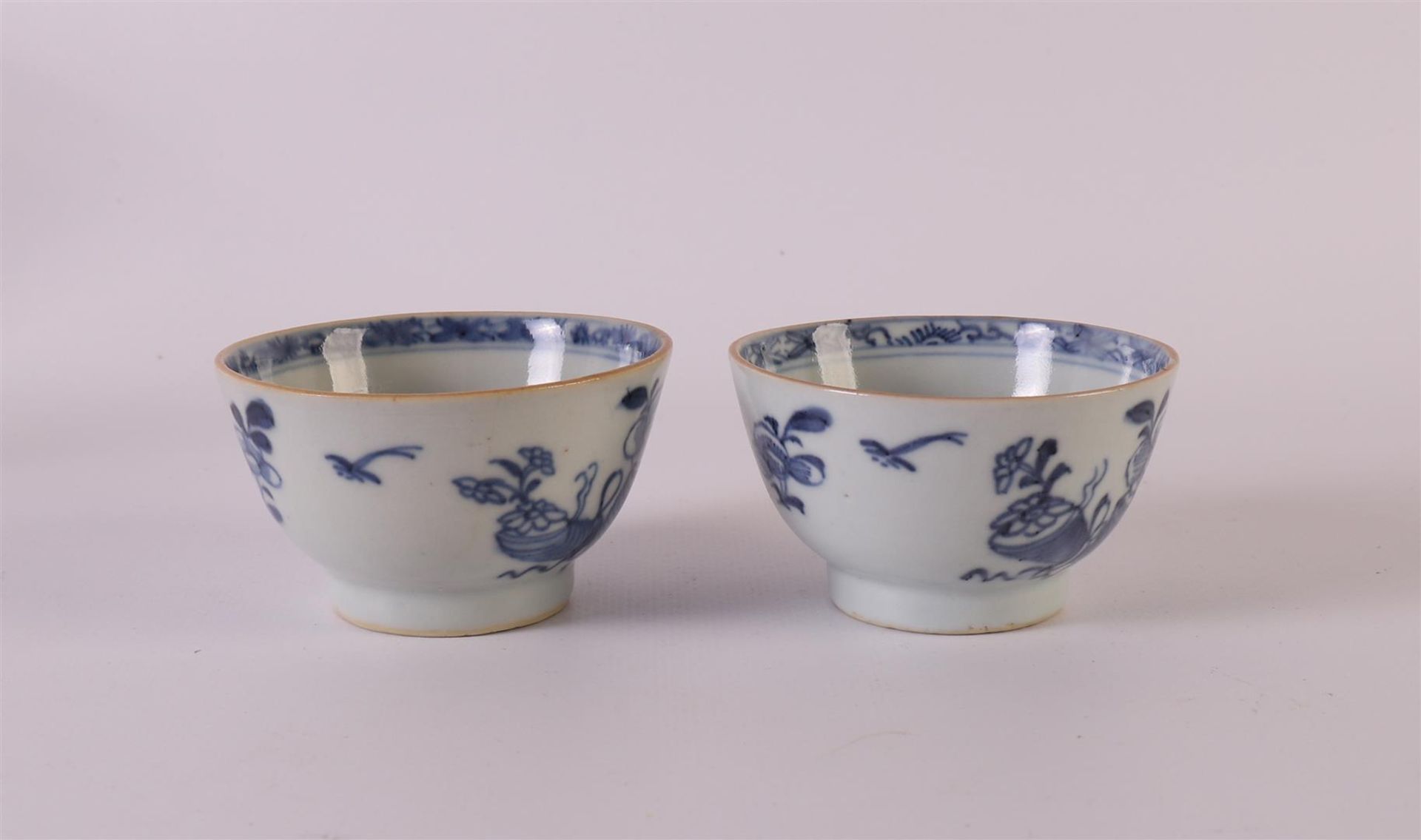 Four blue/white porcelain bowls, China, Kangxi, around 1700. Blue underglaze floral decor, marked - Bild 12 aus 14