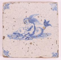 A blue/white tile with a decor of putti on a dolphin, Holland, 17th century, h 12.8 x w 12.8 cm.