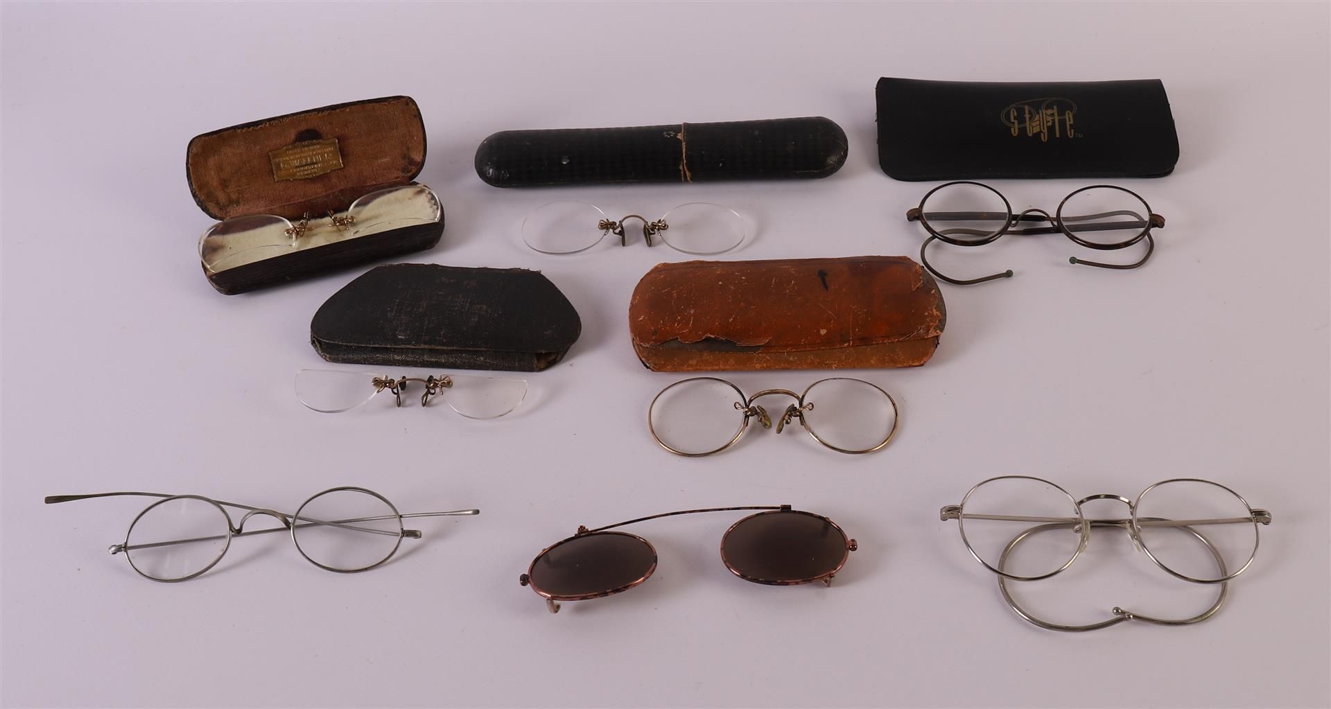 A lot of various glasses, including the 1st half of the 20th century, up to. 7x.
