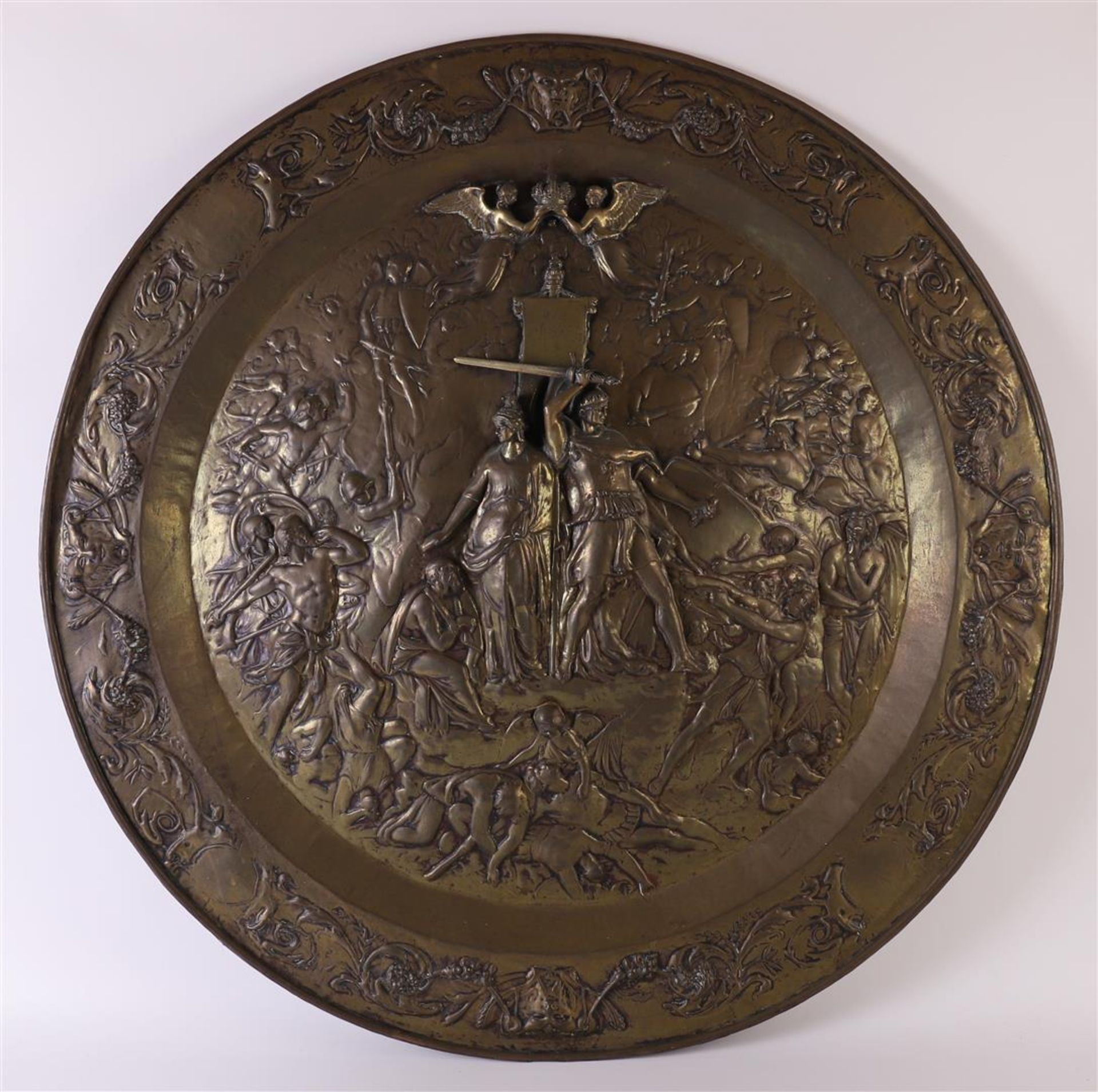 A brass wall plate with chased relief depicting 'Del Gratia', early 20th century, Ø 82 cm. - Image 2 of 3