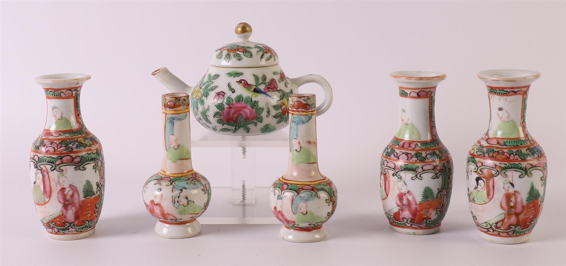 A lot of various Chinese porcelain, including vases and teapot, China 19th century, to. 7x (1x