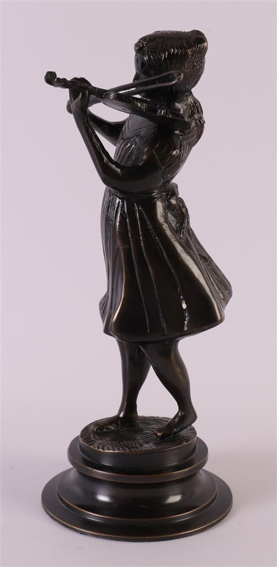 A bronze woman with violin, after an antique example, 21st century, h 23 cm. - Image 2 of 4