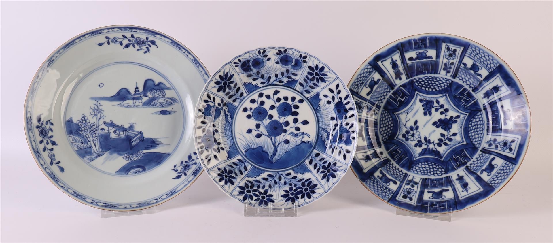 A contoured blue/white porcelain plate, China, 19th century. Blue underglaze decor, marked with