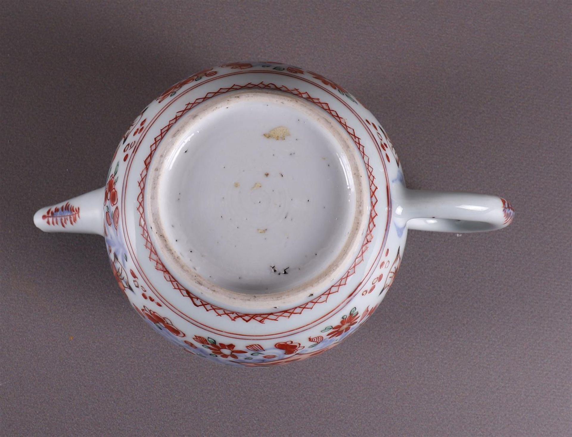 A spherical porcelain Amsterdam variegated teapot, China, 18th century. Polychrome decoration of a - Bild 11 aus 13