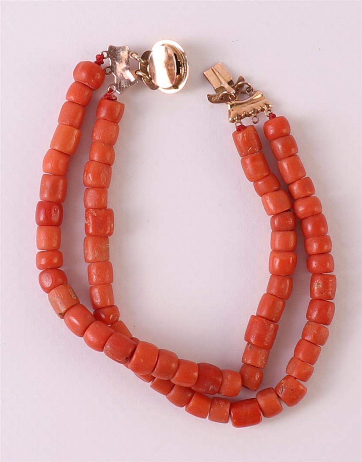 A 2-row bracelet of red coral with a 14 kt 585/1000 gold clasp on which a cabochon cut red coral, - Image 3 of 3