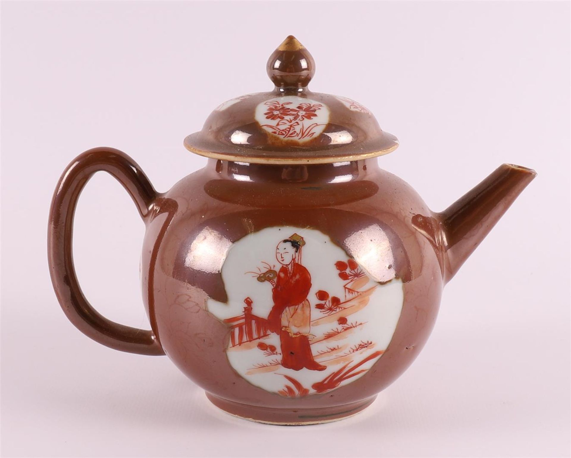 A porcelain teapot with 'rouge de fer' decor of long ledge in a garden on capucine ground, China, - Bild 3 aus 10