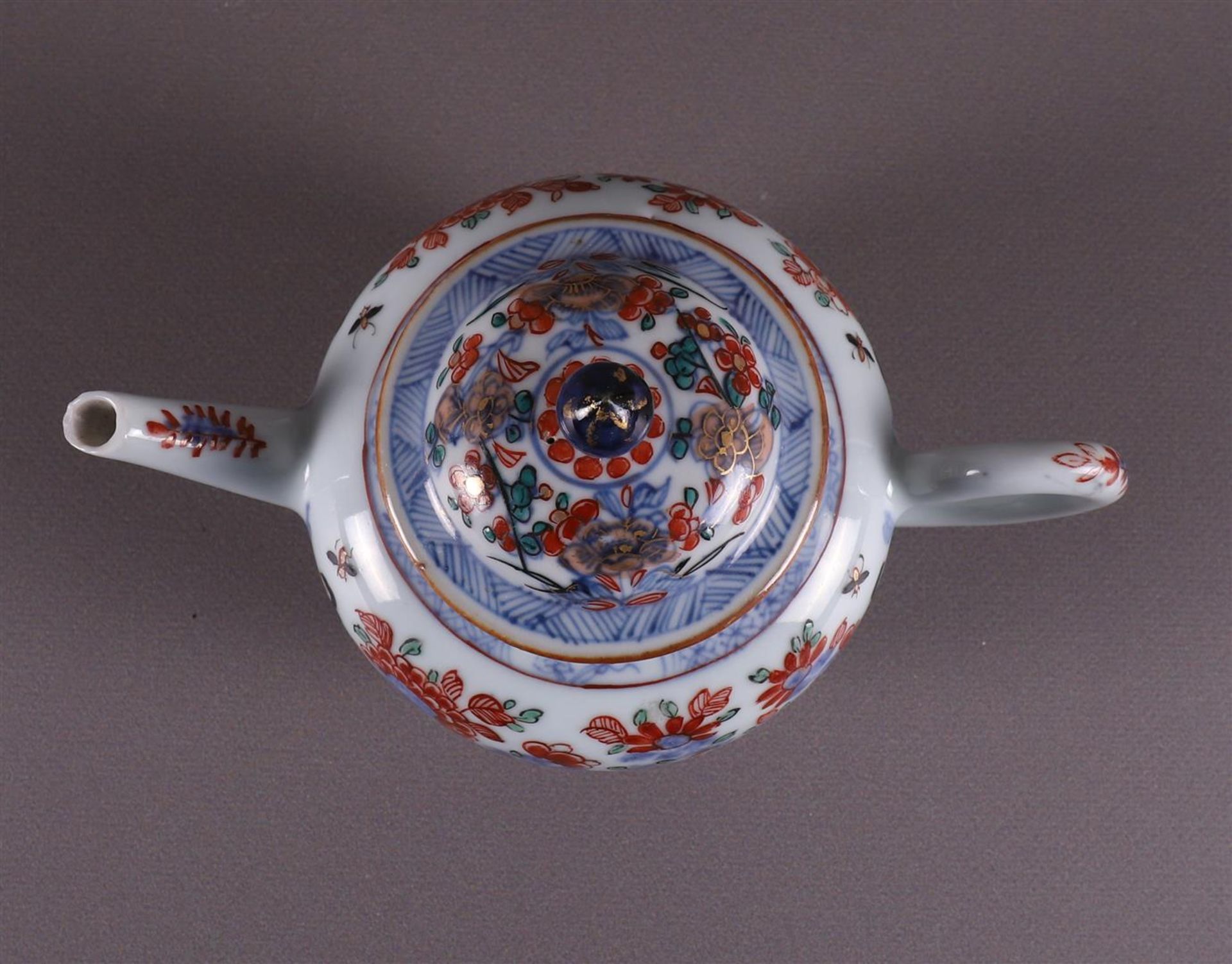 A spherical porcelain Amsterdam variegated teapot, China, 18th century. Polychrome decoration of a - Bild 8 aus 13