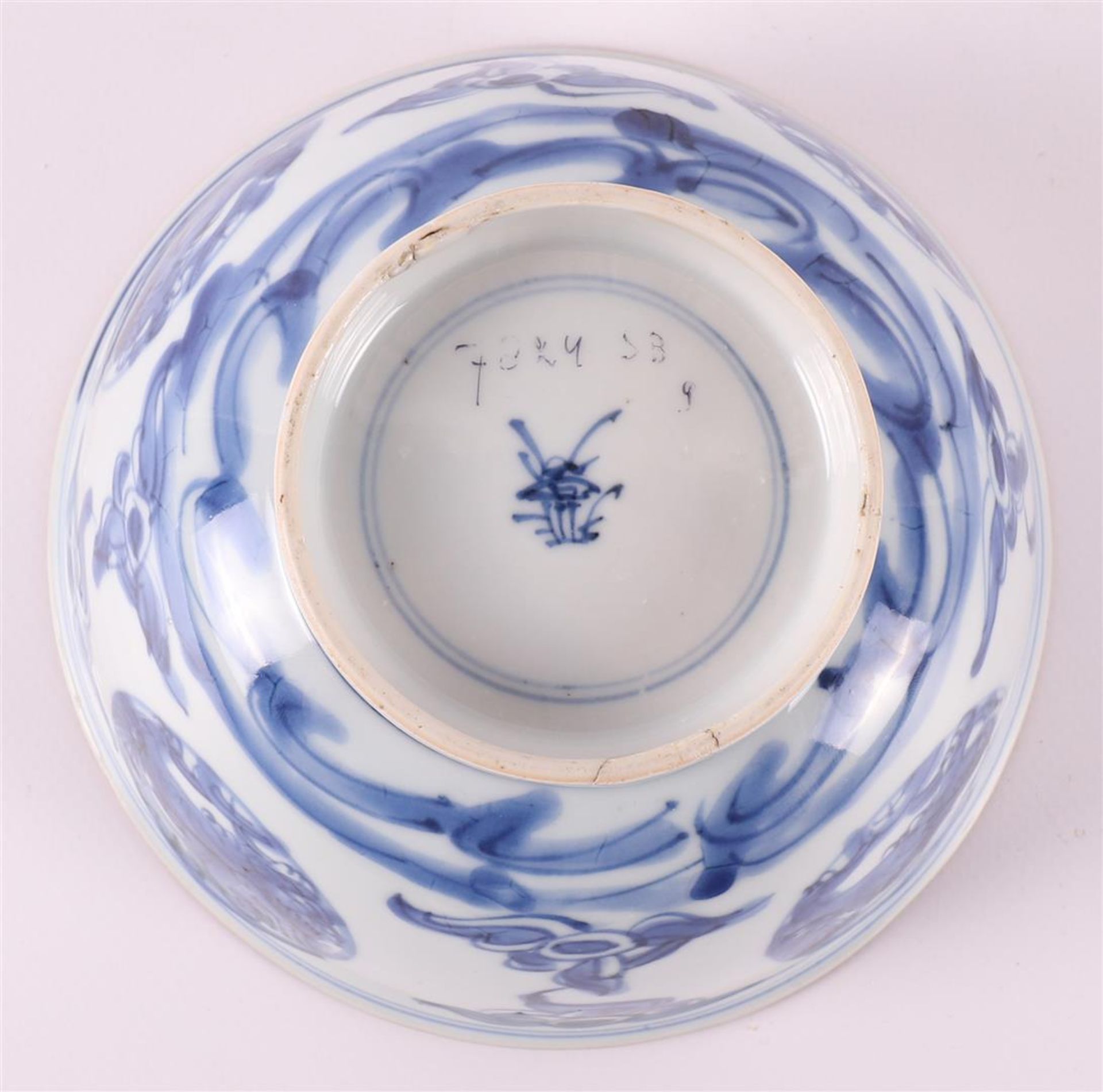 A blue/white porcelain bowl on stand ring, China, Kangxi, around 1700. Blue underglaze floral - Bild 7 aus 8