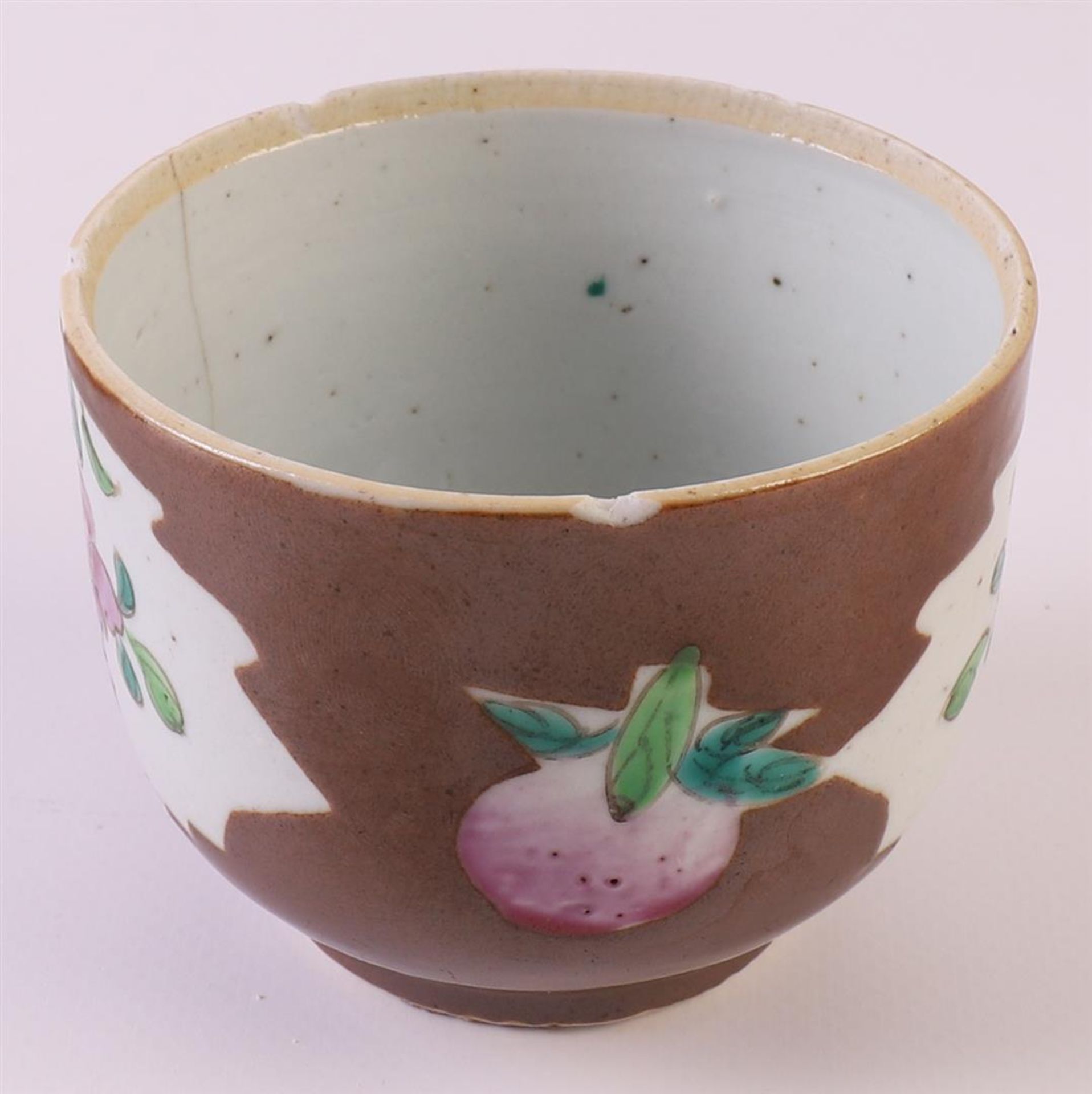 A porcelain famille rose lidded jar on capucine ground, so-called Batavia ware, China, Qianlong, - Bild 11 aus 11