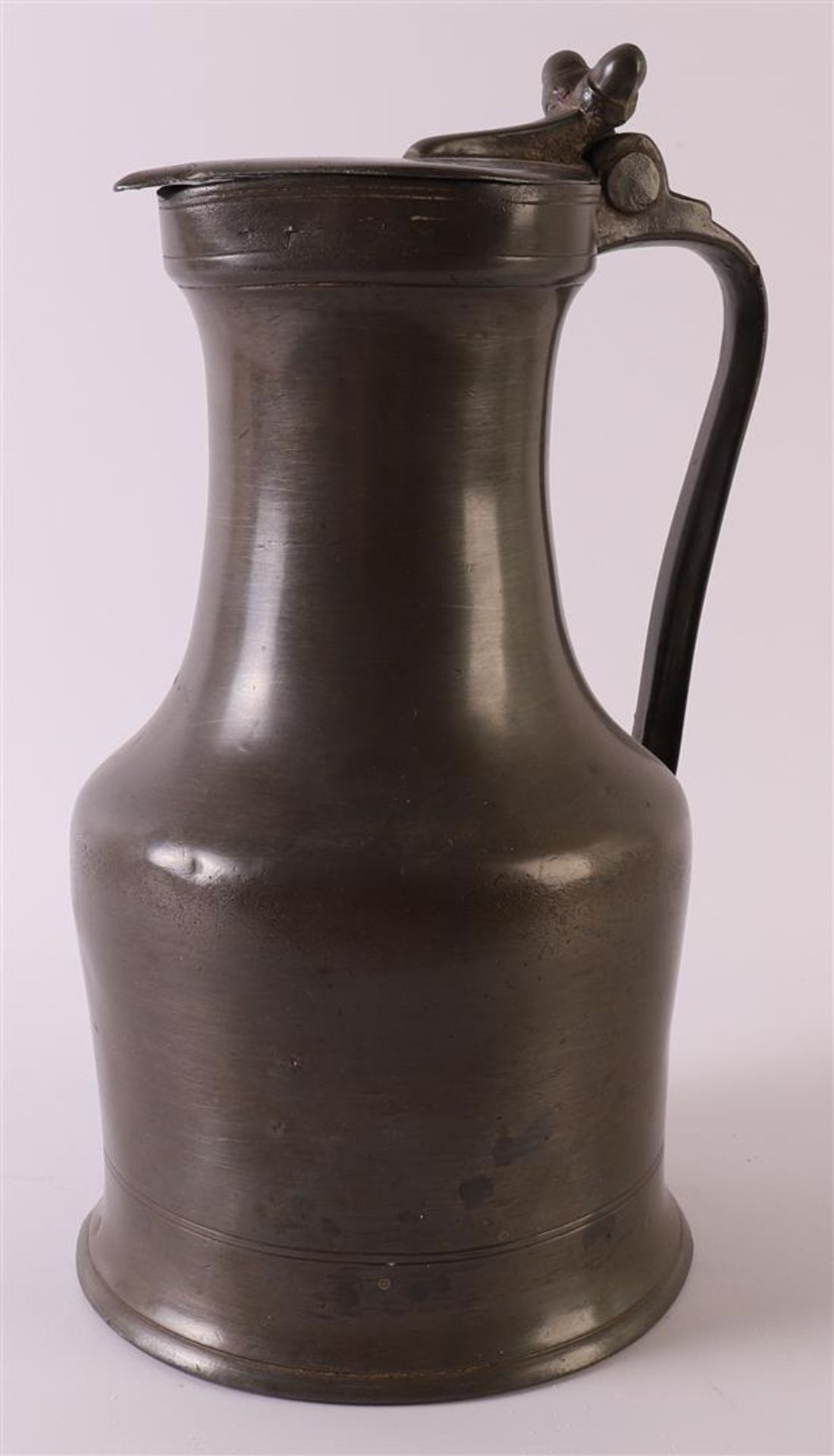 A pewter 'acorn jug' with lid, Holland 18th century, h 27 cm. - Image 3 of 6
