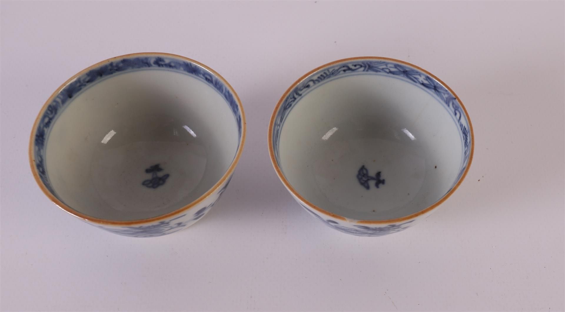 Four blue/white porcelain bowls, China, Kangxi, around 1700. Blue underglaze floral decor, marked - Bild 9 aus 14