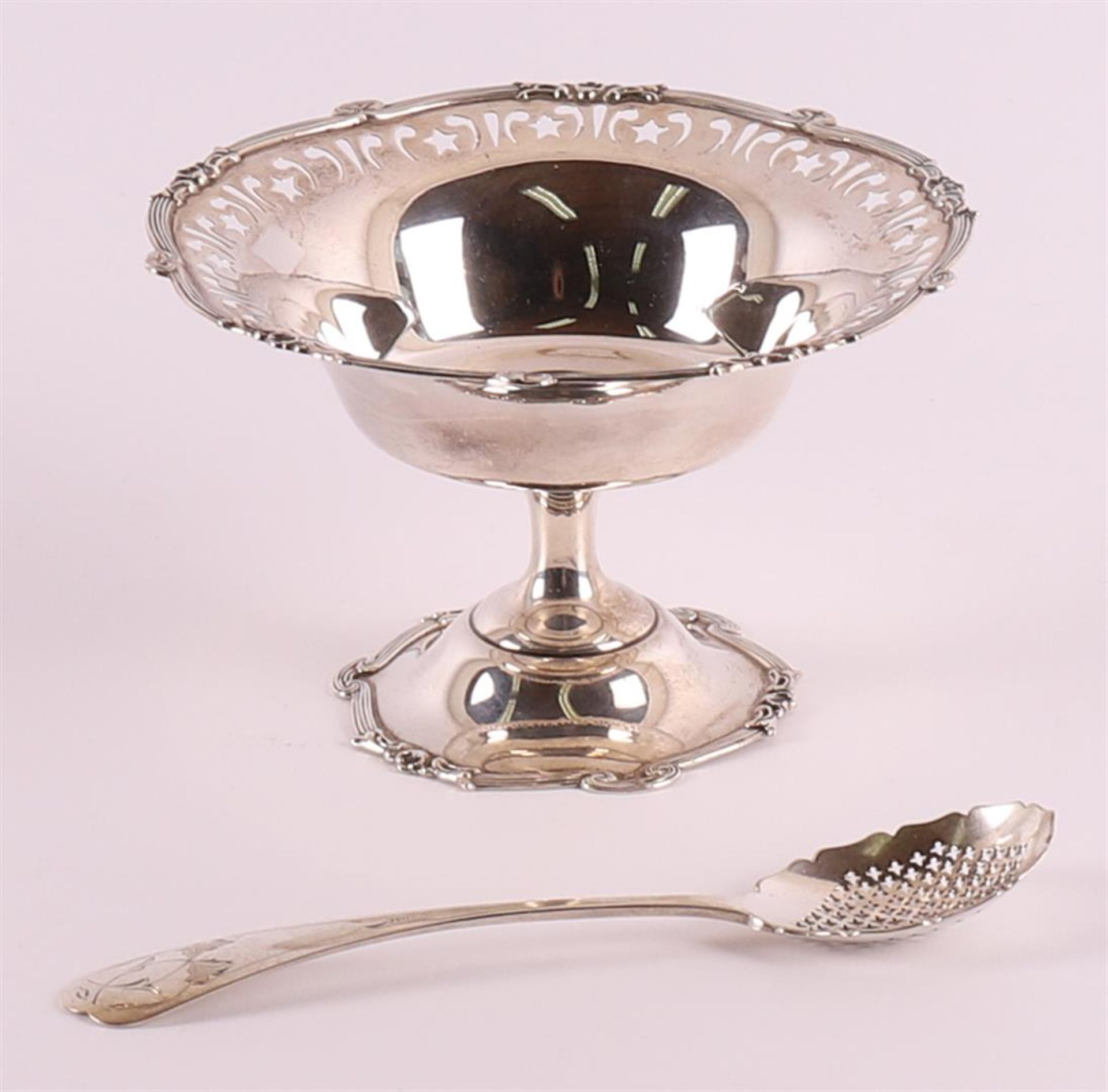 A Sterling silver tazza with ajourned and fillet edge, England, early 20th century, h 9 x Ø 15 cm.