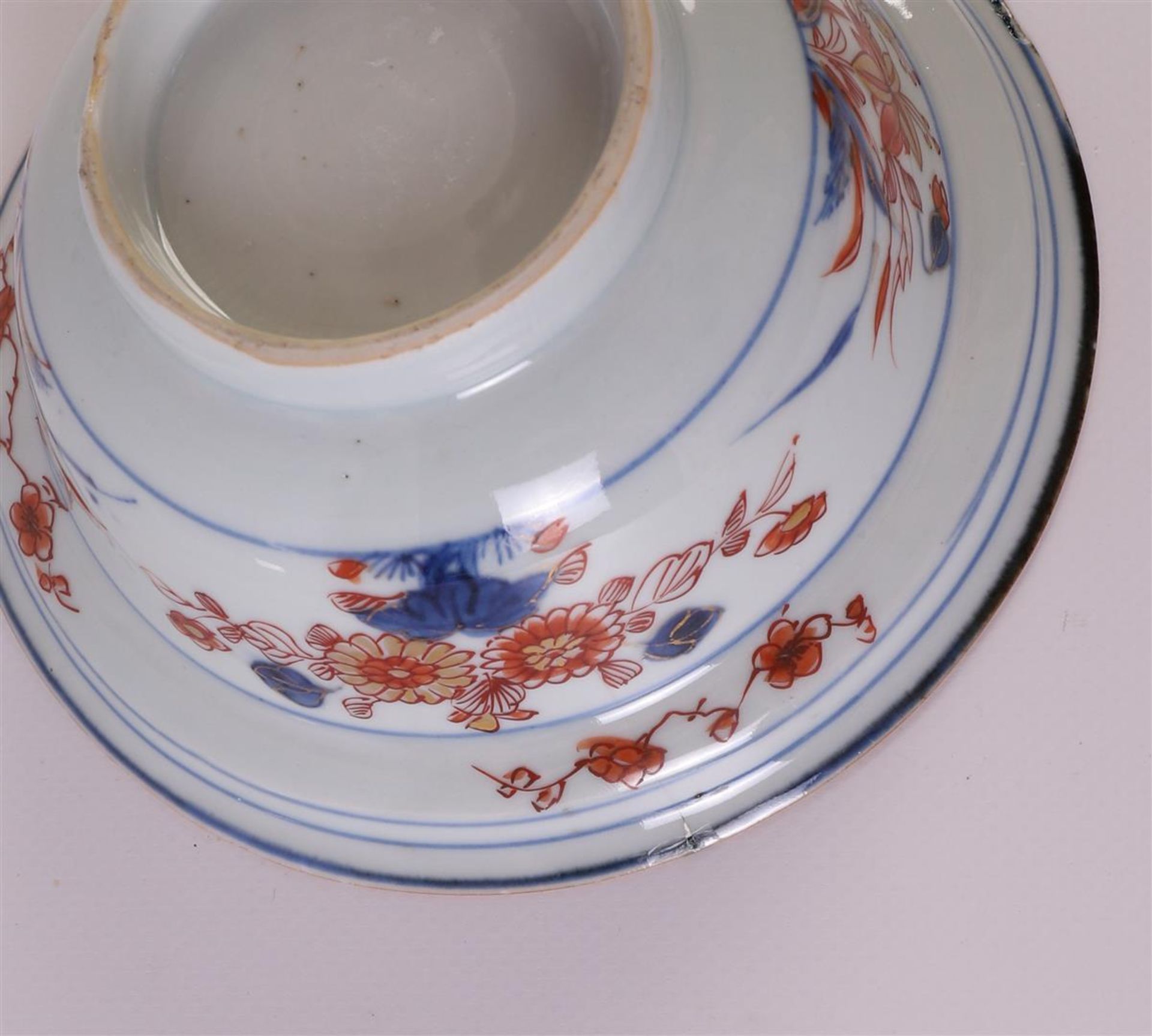 A porcelain hooded bowl, China, Qianlong 18th century. Blue/red, partly gold heightened floral - Image 8 of 8