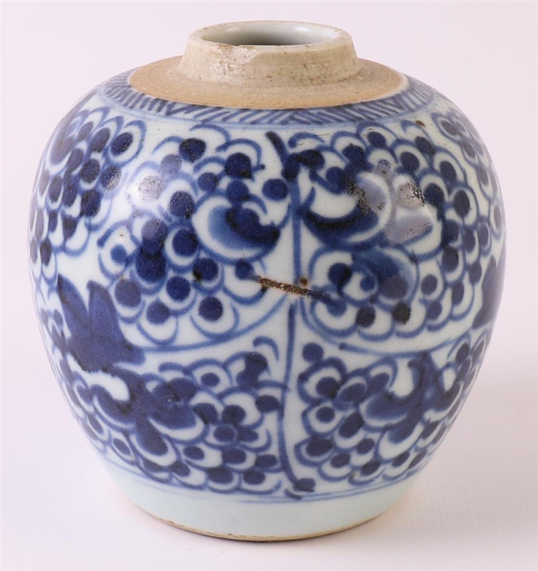 A blue/white porcelain spherical vase, China, Kangxi, around 1700. Blue underglaze decor of - Bild 6 aus 9