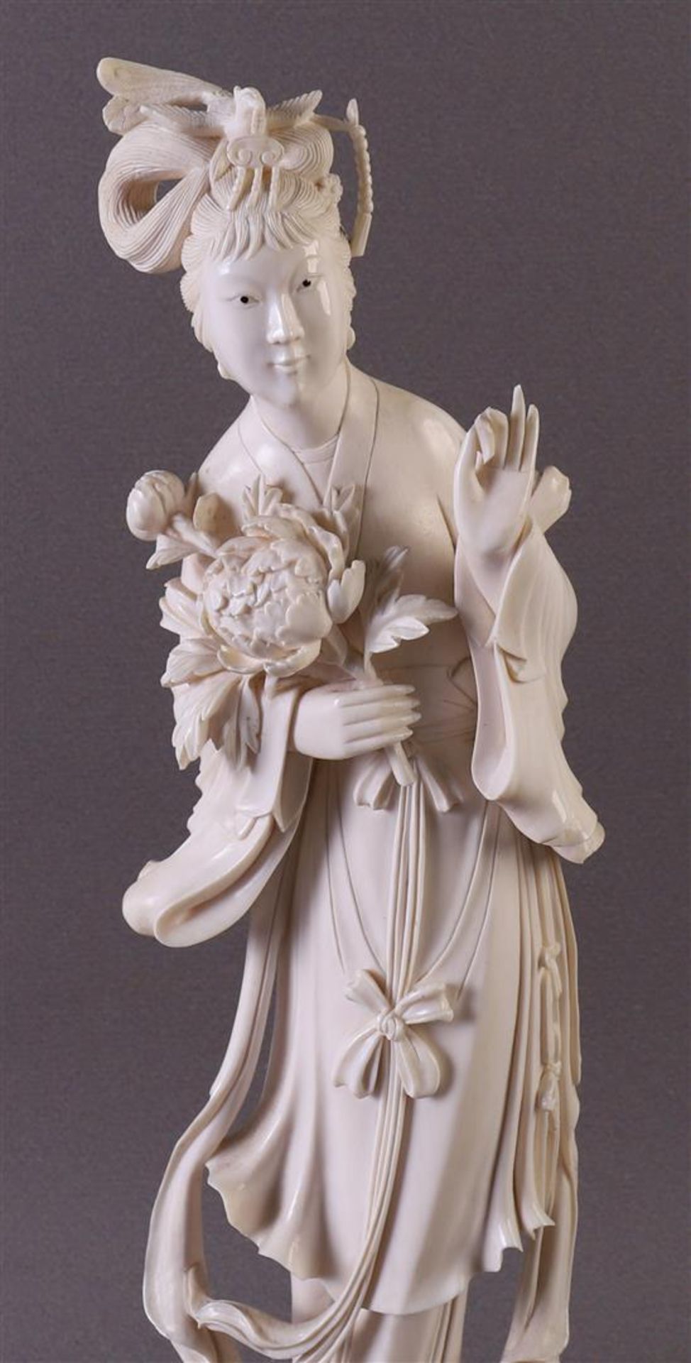 A carved ivory standing Guanyin with a lotus flower in her hand, China, Republic, ca. 1920, weight - Bild 5 aus 8