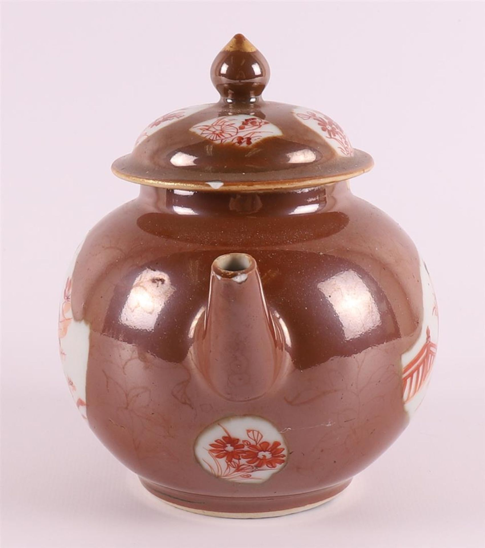 A porcelain teapot with 'rouge de fer' decor of long ledge in a garden on capucine ground, China, - Bild 2 aus 10