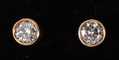 A pair of 18 kt 750/1000 gold stud earrings with 2 diamonds of 0.30 crt each. Total 0.60 crt F-VVS1