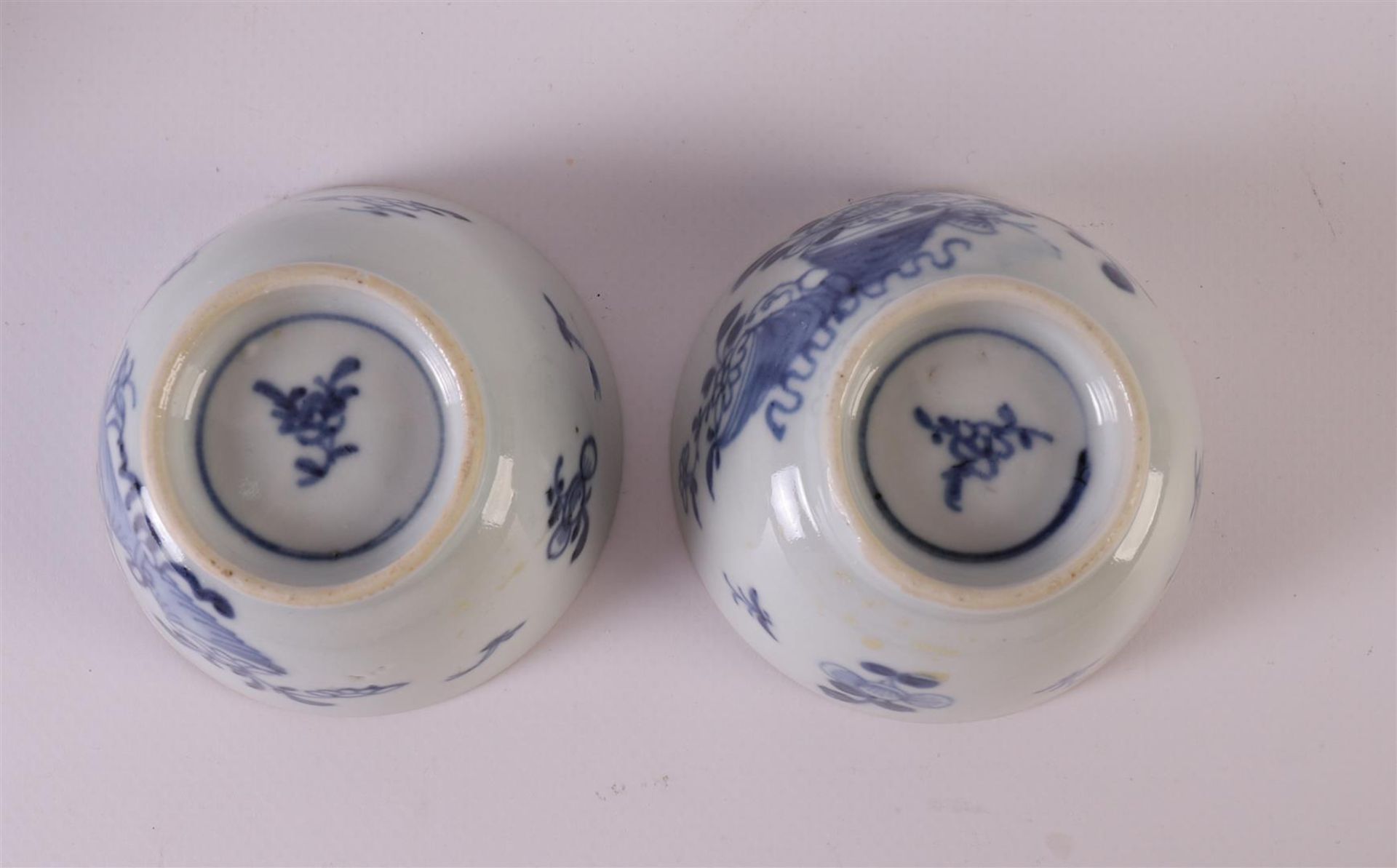 Four blue/white porcelain bowls, China, Kangxi, around 1700. Blue underglaze floral decor, marked - Bild 7 aus 14