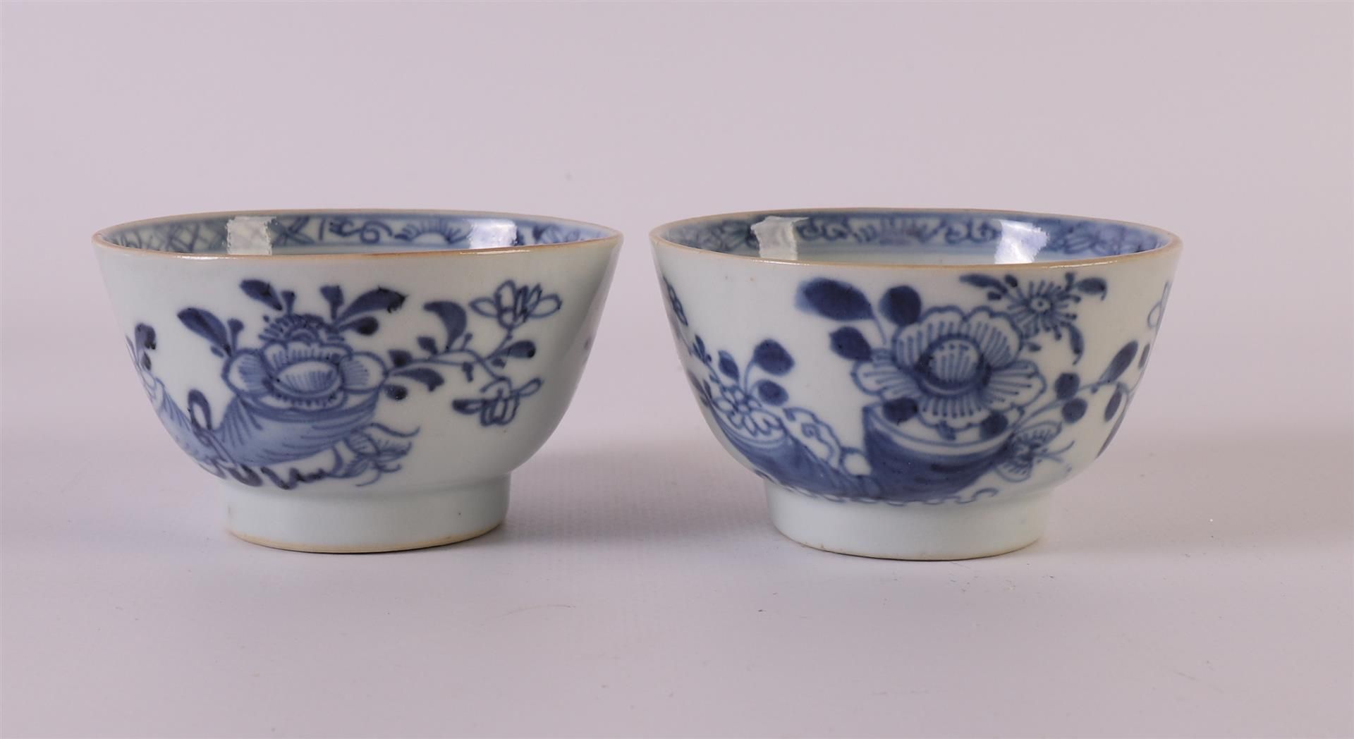 Four blue/white porcelain bowls, China, Kangxi, around 1700. Blue underglaze floral decor, marked - Bild 2 aus 14