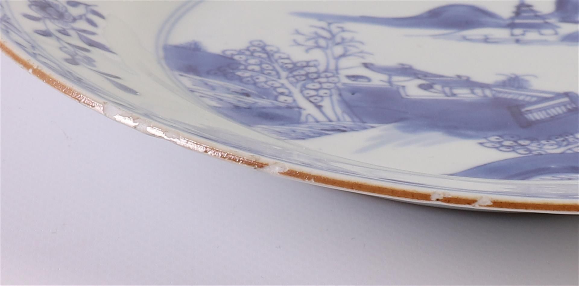 A contoured blue/white porcelain plate, China, 19th century. Blue underglaze decor, marked with - Bild 8 aus 11