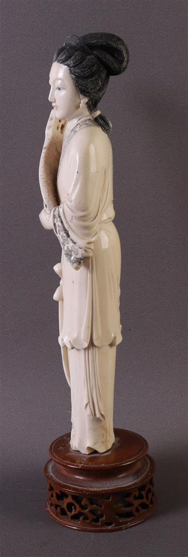 A carved ivory Guanyin, so-called immortal 'He / Please note: This lot contains ivory and is - Image 4 of 8