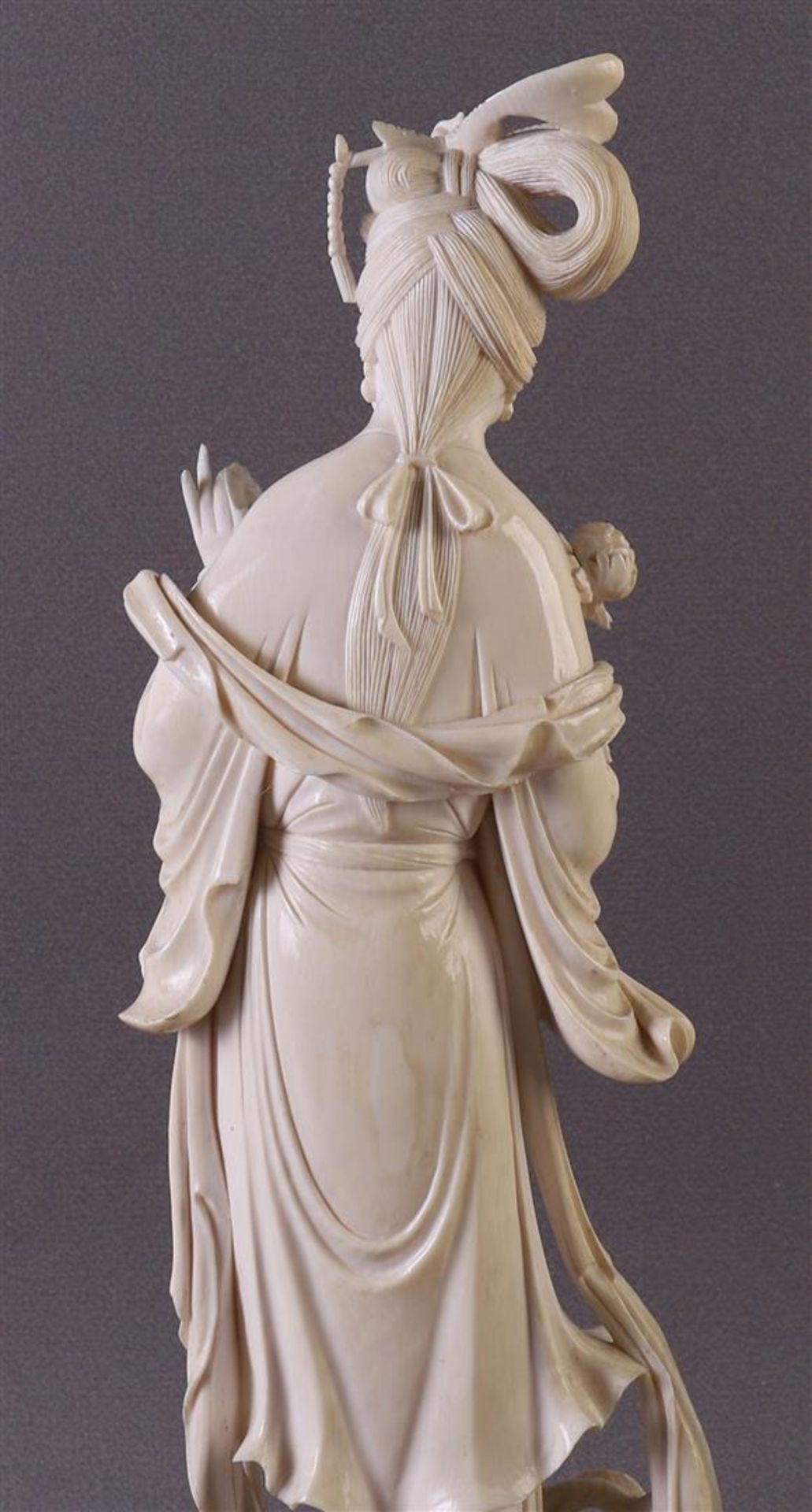 A carved ivory standing Guanyin with a lotus flower in her hand, China, Republic, ca. 1920, weight - Bild 7 aus 8