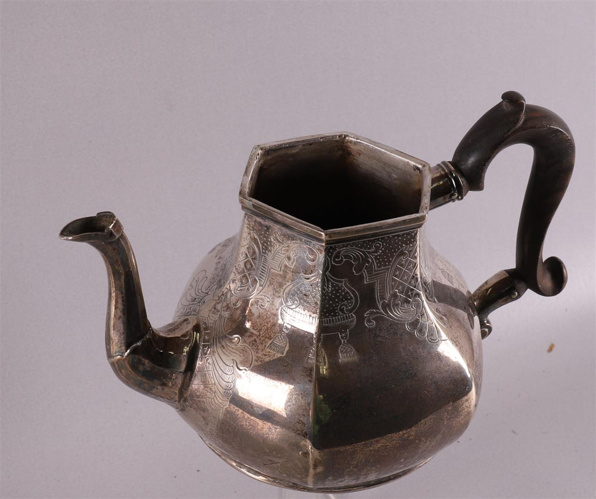 A 2nd grade 835/1000 silver faceted teapot with chiseled decor, Groningen, marked with maker's mark: - Image 6 of 7
