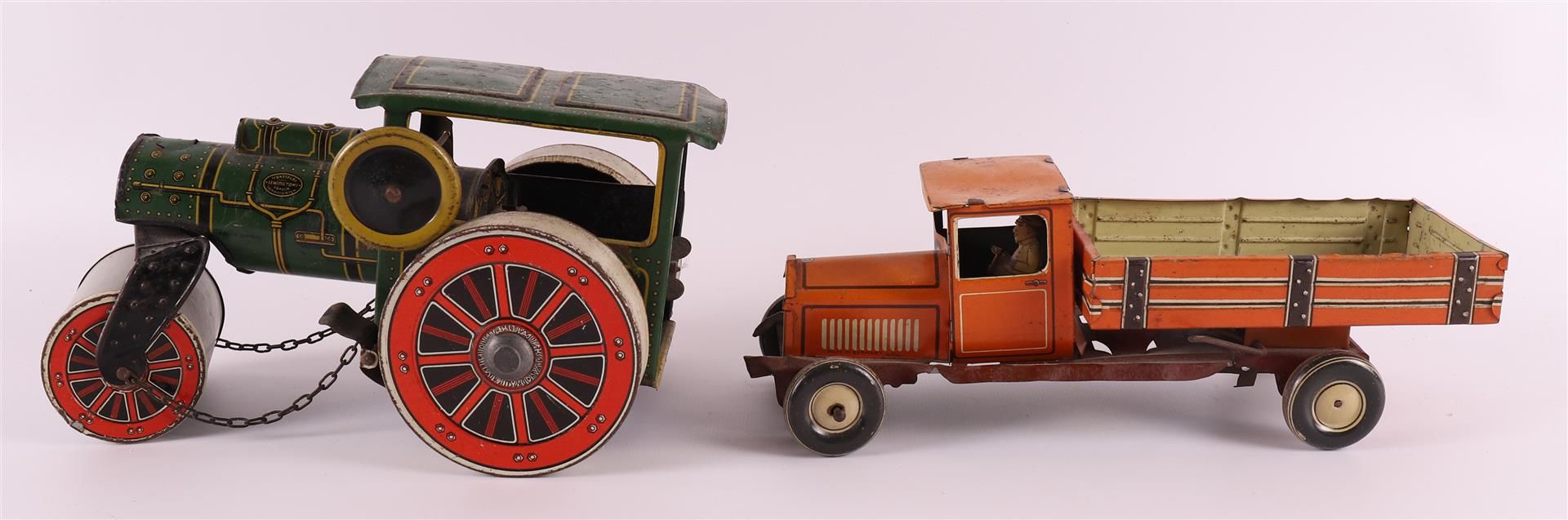 A tin steamroller, 1st half of the 20th century, h 13 x l 23 cm. Here's a truck, see you. 2x. - Image 2 of 7