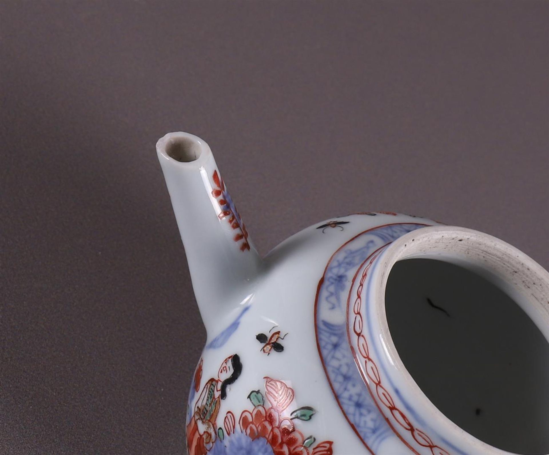 A spherical porcelain Amsterdam variegated teapot, China, 18th century. Polychrome decoration of a - Bild 13 aus 13